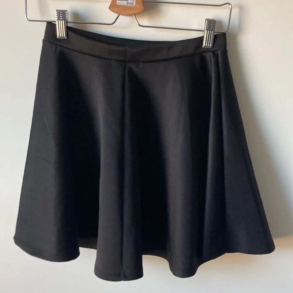 Skirts - Picture 2 of 3